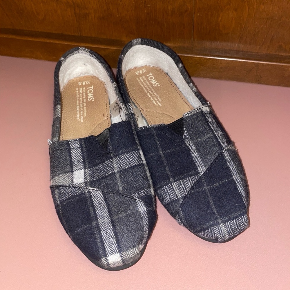 TOMS loafer 8.5w black plaid